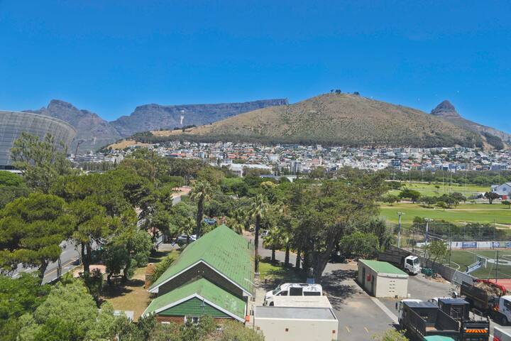 Stunning Apt with 180 views gallery image 4