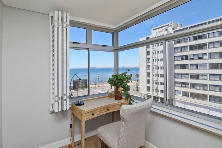 Stunning Apt with 180 views gallery image 3