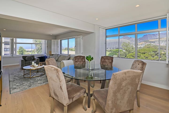 Stunning Apt with 180 views