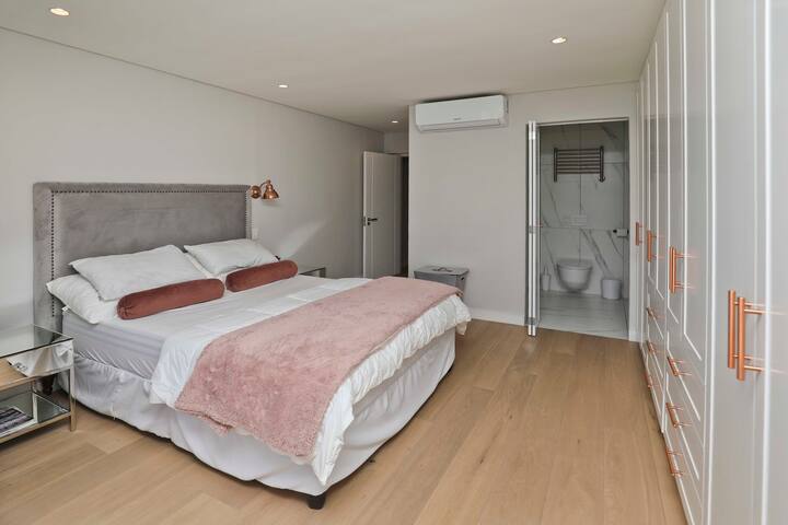 Stunning Apt with 180 views gallery image 5