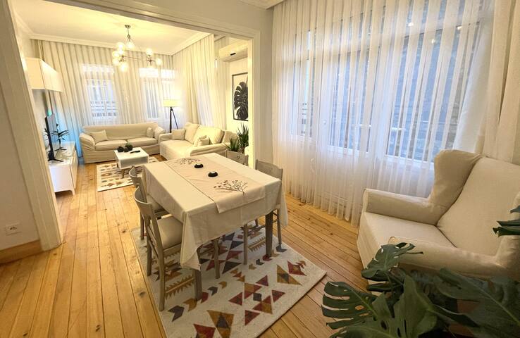 Spacious 150 m2 Taksim 3+1 with Balcony Full A/C gallery image 4