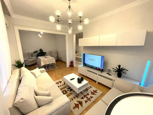 Spacious 150 m2 Taksim 3+1 with Balcony Full A/C gallery image 2