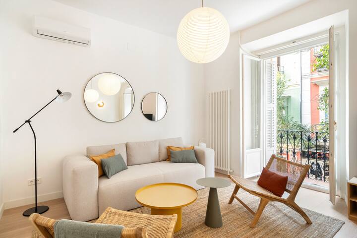 Chueca Fuencarral 12 pax – 5 Bdrms 5 Baths gallery image 3