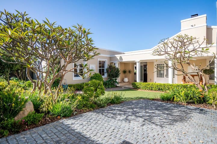 Lovely Home with Pool & Jacuzzi, 3 km from Beach!