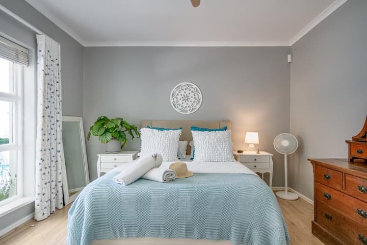 Dhoma #3 - Krevat dopio "queen" me blu dhe të bardha - pamje nga xhakuzi dhe pishina