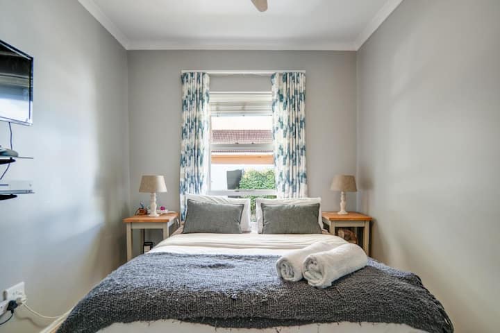 Dhoma e gjumit #4 Krevat dopio - Pamje nga pishina dhe ambienti i jashtëm