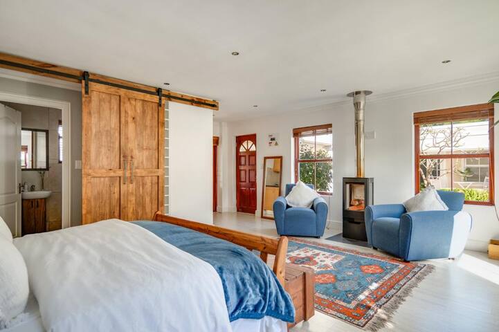 Lovely Home with Pool & Jacuzzi, 3 km from Beach! gallery image 4