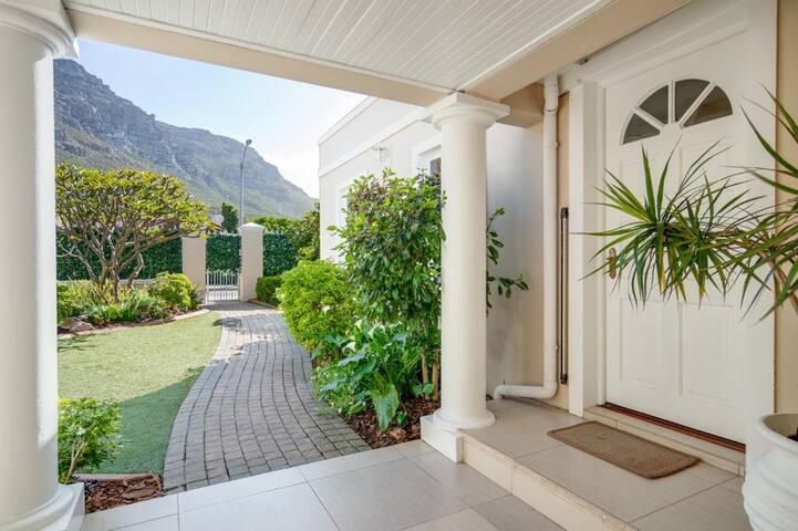 Lovely Home with Pool & Jacuzzi, 3 km from Beach! gallery image 3