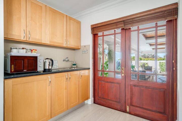 Lovely Home with Pool & Jacuzzi, 3 km from Beach! gallery image 5