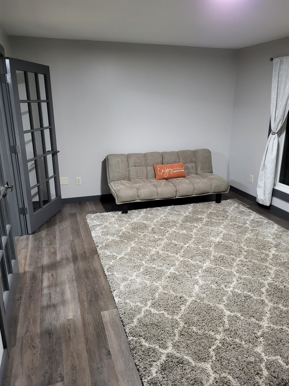 Ამ ოთახში ხელმისაწვდომია ფუტონი დამატებითი საძილე სივრცისთვის.