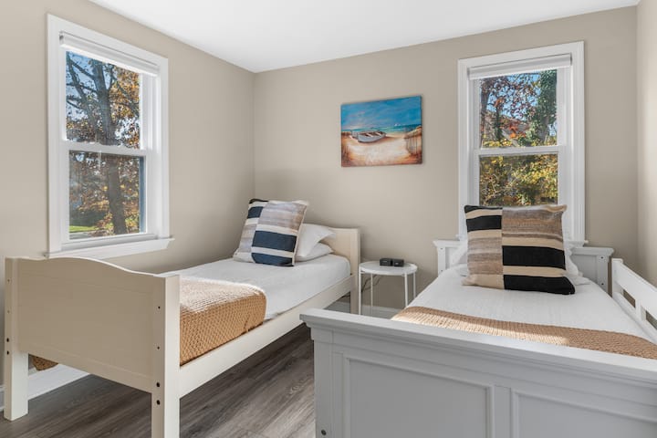 חדר שינה מס '2 עם שתי מיטות נפרדות.