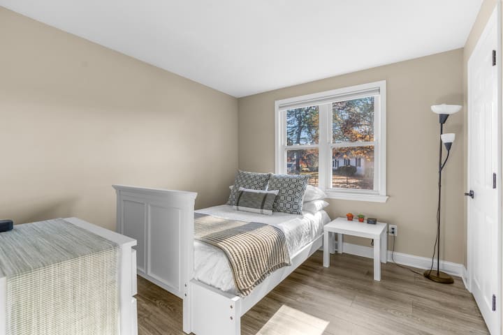 חדר שינה שלישי עם מיטה זוגית וארון לאחסון פריטים.