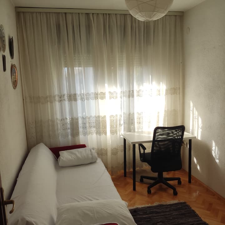 חדר שינה 2, פינת עבודה מותאמת למחשב נייד