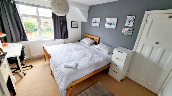 2号卧室是一张2米宽双人床