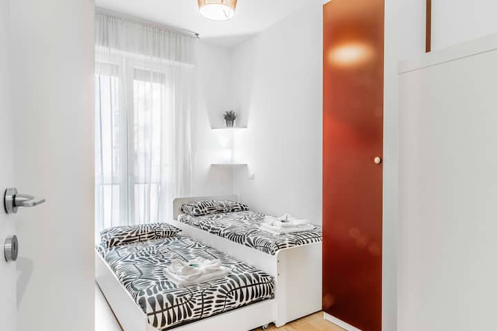 Seconda camera con doppi letti singoli separabili, ideale per una maggiore flessibilità e comfort.

Second bedroom with two single beds that can be separated, perfect for added flexibility and comfort.