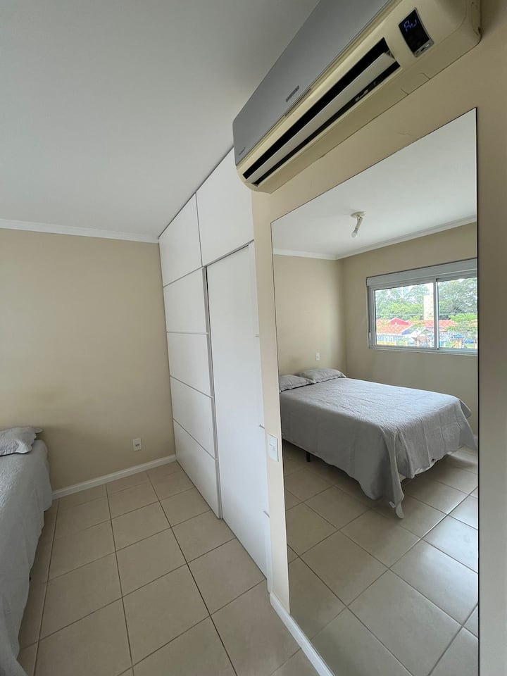 Საძინებელი 03 - მყუდრო აპარტამენტი ორადგილიანი საწოლით, ფართო კარადა, დიდი ვერტიკალური სარკე და ცალკე სააბაზანო, ასევე, გაყოფილი კონდიციონერი ცხელი დღეების განმავლობაში.