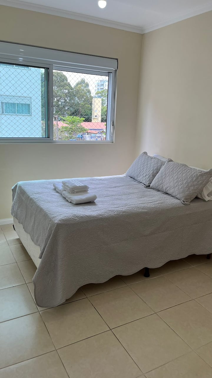 Საძინებელი 02 - ორადგილიანი საწოლი სრული საწოლით და ბალიშებით 