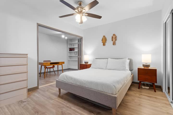 Druhá spálňa s malou pripojenou kanceláriou