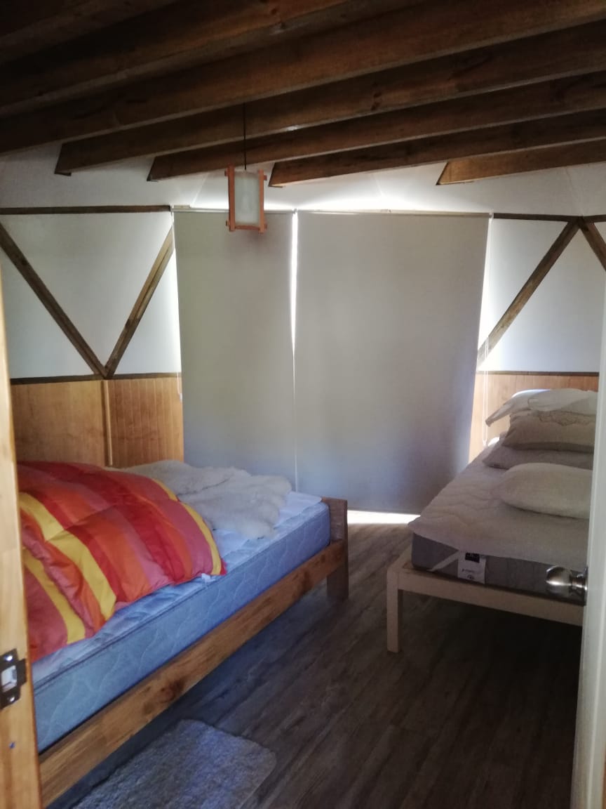 1号室には、2人用ベッド1台とシングルベッド1台があります。 中に電気ヒーター付き