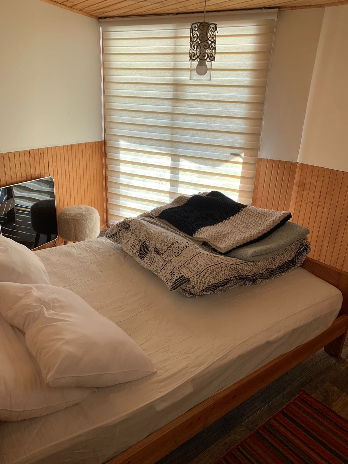 部屋2、中には2人掛けベッドと電気ヒーターがあります