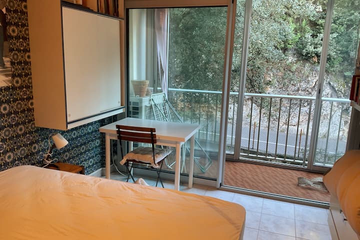 חדר שינה המשקיף על אכסדרה שנסגר על ידי חלון מפרץ שמגן מפני רעש כביש.

מיטה ומזרן לשני אנשים (190 x 140)