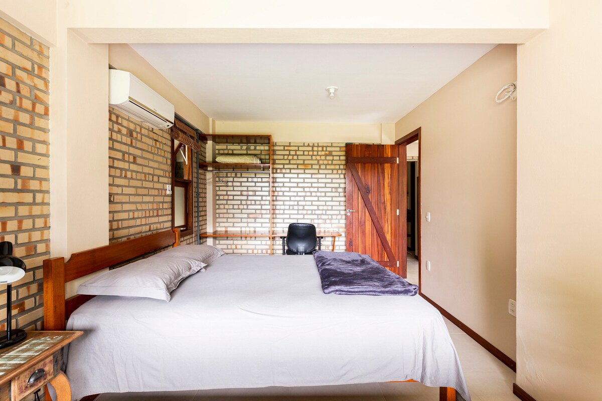 חדר שינה 1 עם שולחן כתיבה (תמונה 1).