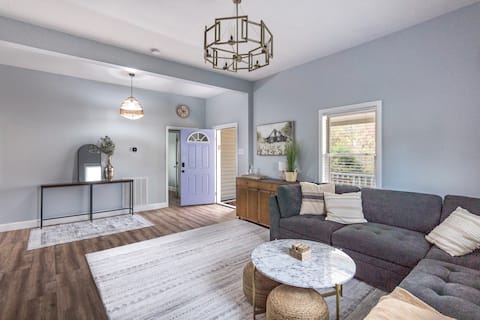 Charming Periwinkle Cottage: Close to Downtown