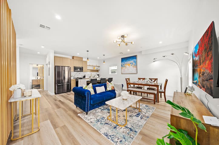 4BR/4BA Home in Los Angeles with Parking /Sleep 12