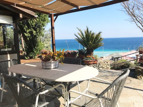 Sea view house with garden