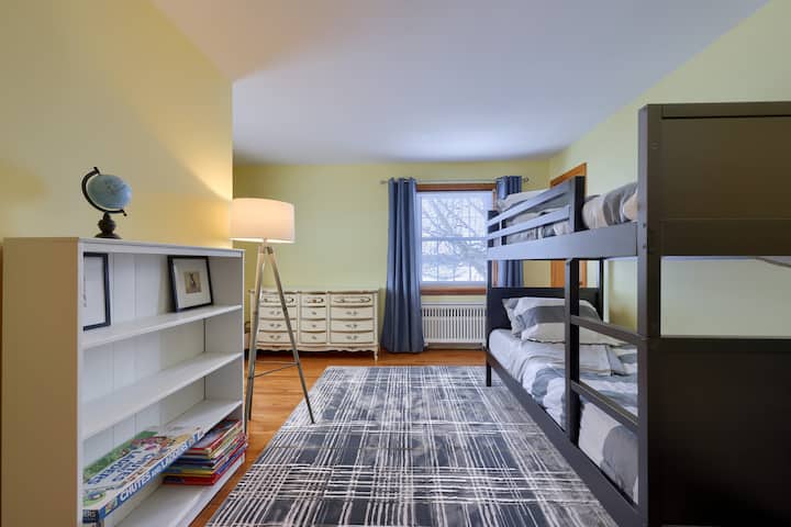 beliches podem ser convertidos em 2 solteiros e este quarto também pode ser convertido em um quarto adulto com cama de casal