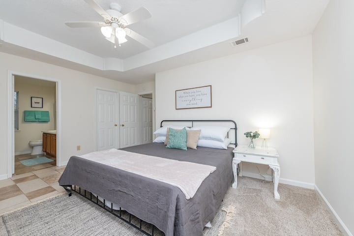 ห้องนอนใหญ่พร้อมเตียงคิงไซส์