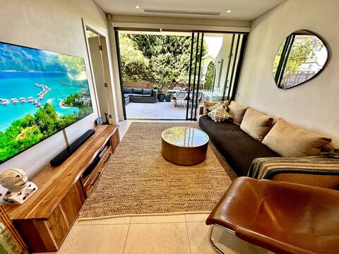 Top Airbnb: Designer Styled 2BR Apt, Parking in Mosman