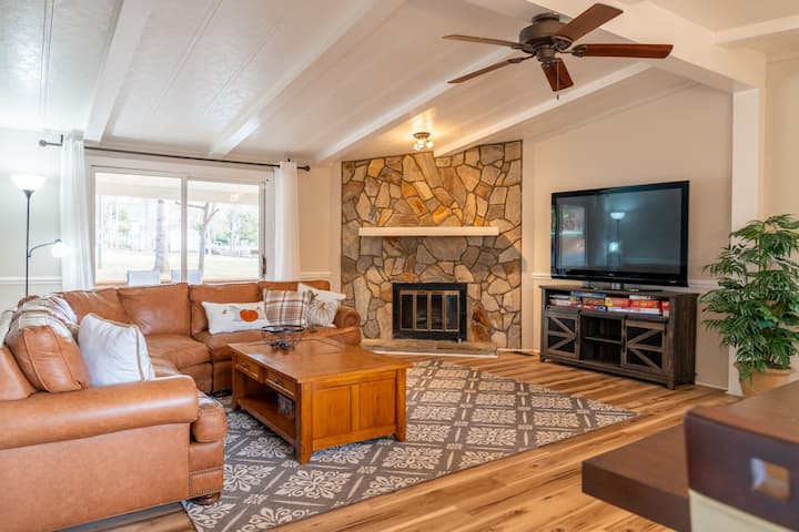 Cozy Lake House W/ Dock, Firepit, Kayaks & Boards - Mooresville, NC