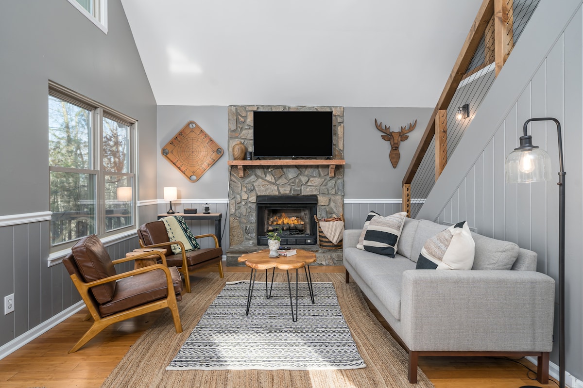 Successful Airbnb property: Family Friendly, Fire Pits, Grill, Pool Access in Ellijay