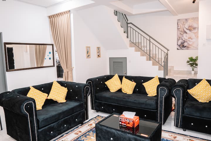 Светол и пријатен простор за живеење со удобни седишта, модерен декор и меко осветлување – идеално за опуштање, гледање телевизија или поминување квалитетно време заедно по денот.