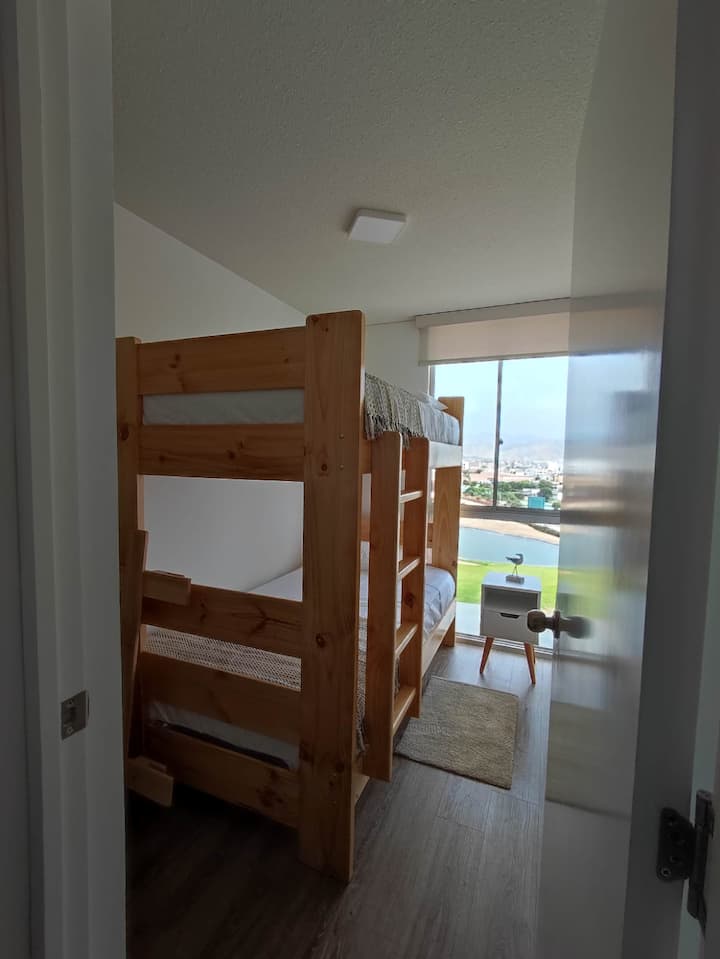 חדר שינה שלישי עם שתי מיטות נוחות