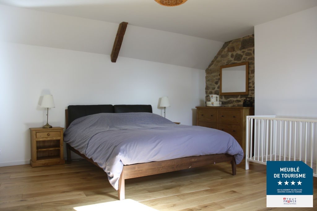 Double bedroom with office space