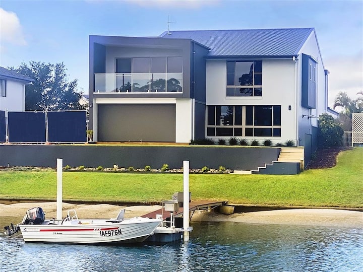 Buena Vista Waterfront Canal View 4br Home - Port Macquarie