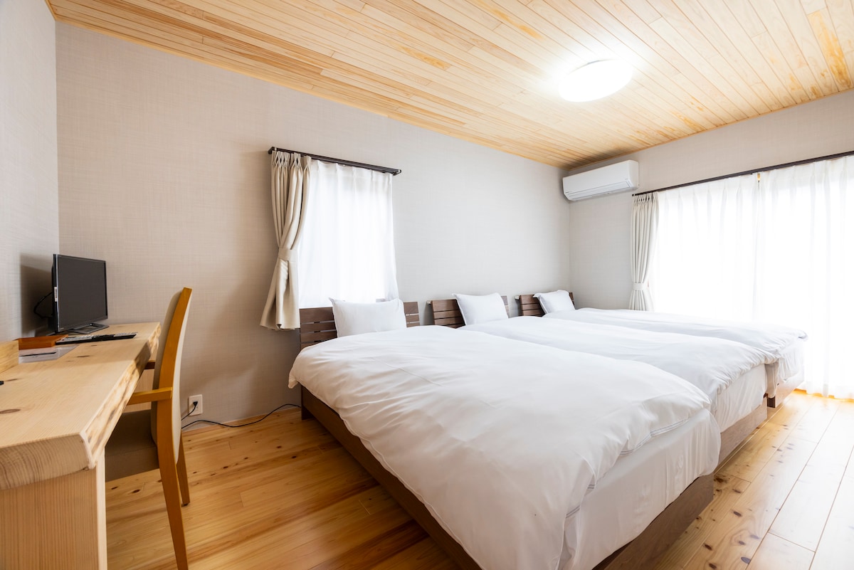 Dhomë Gjumi 3
3 krevate dyshe, karrige, tavolinë, televizor, ngrohje dhe ftohje, prizë, inde