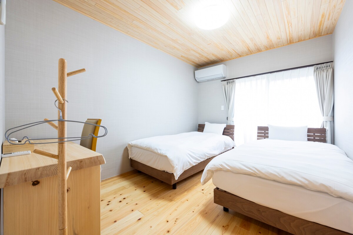 Dhoma e gjumit 1
2 krevate tekë, ngrohje dhe ftohje, varëse rrobash, varëse rrobash, ngrohje dhe ftohje, tavolina, karrige, kosha plehrash