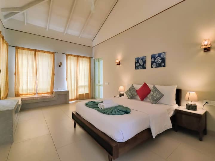 This be the third bedroom! Nothing extravagant but just perfectly sized and ventilated! High ceilings are the cherry on the cake!
