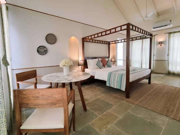 Coming to the interiors of the villa- this is bedroom 1 i.e. the master bedroom on the first floor. Easily the biggest & most luxurious compared to the other two so if you have newly weds in the group, try & be a little selfless :p.