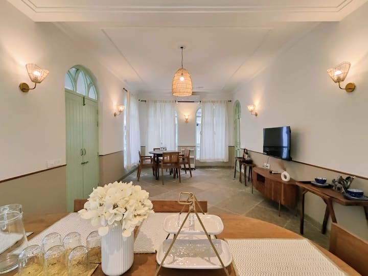Coming to the common area of the living & dining space, its got a modern yet very classical vibe. We've ensured ample of seating for those impromptu evenings when you're tired of all the bar hopping & just in the mood to laze inside the villa