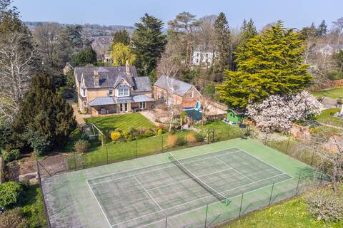 Garth Lodge - Tennis Court, Pool & Gym