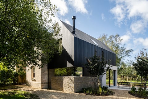 Top Airbnb: A Striking Architectural House in Purbeck