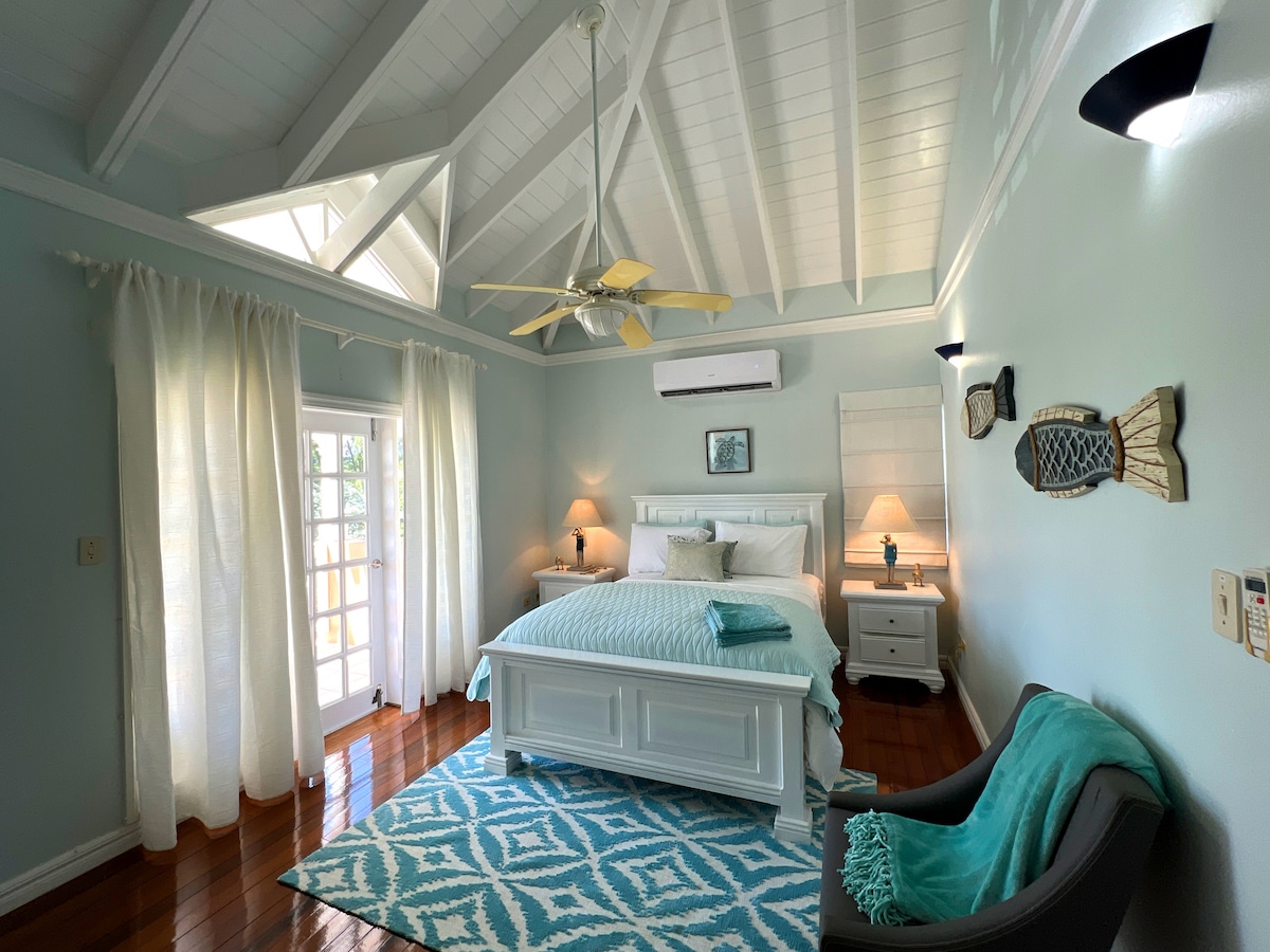 Неодамна реновираниот апартман со поглед на голф има сопствен приватен балкон и бања со поглед кон патеката Par3.