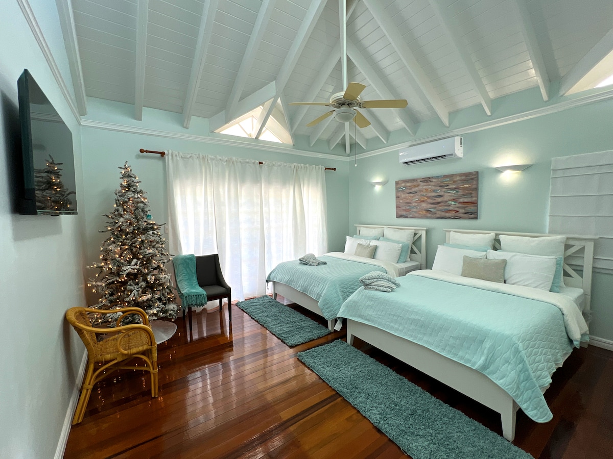 Овој апартман со брачен КРЕВЕТ (широк 150-179 см) има сопствен приватен балкон со поглед на фонтаната, теренот за голф и тропската градина.