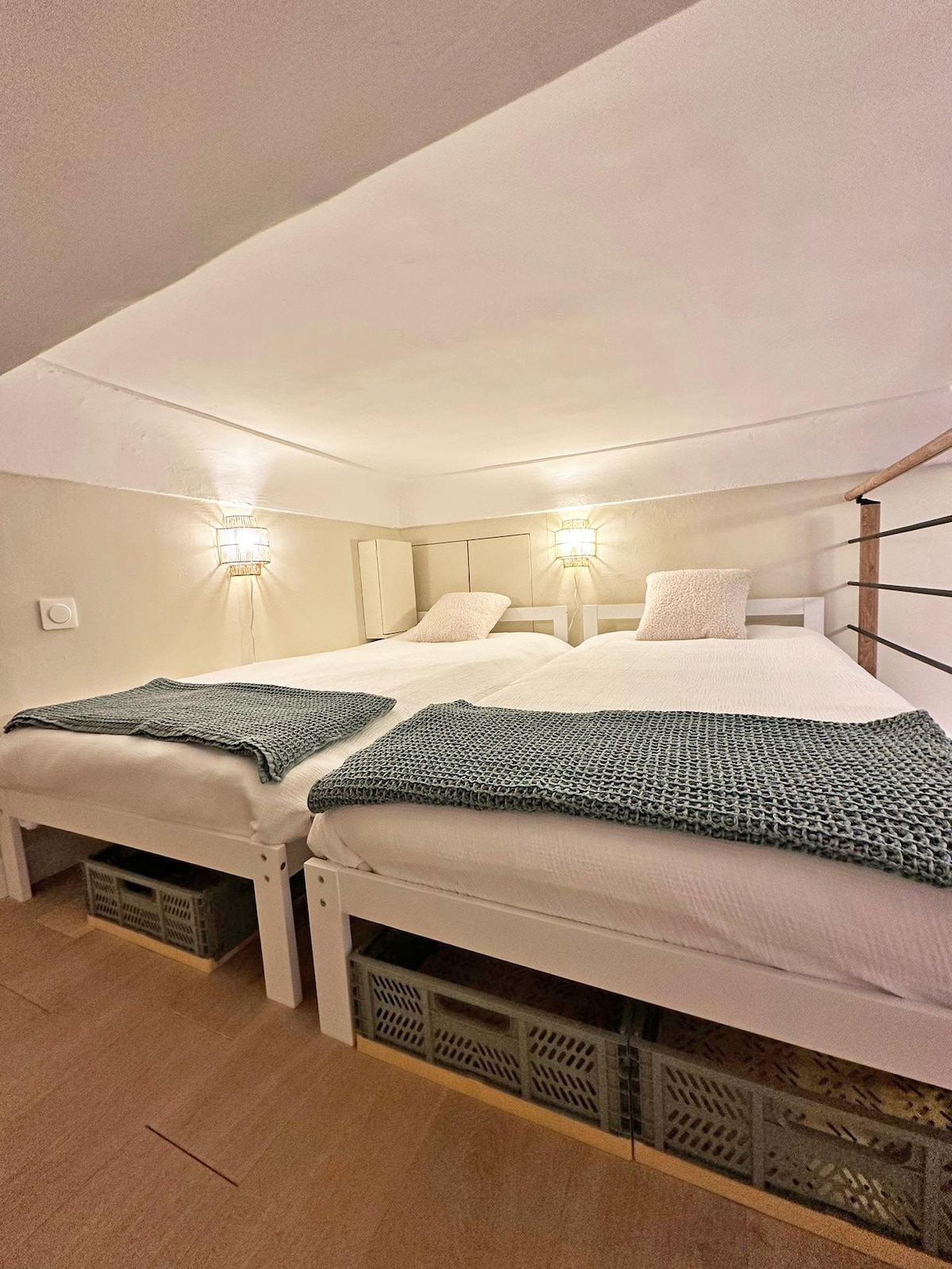 Soppalco con 2 letti singoli che possono essere uniti in un letto king-size su richiesta. Si prega di notare che il soffitto è basso, circa 1,20 m, il che può limitare la mobilità.