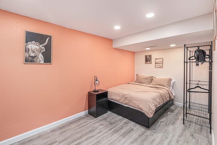 Секој од нашите спални апартмани има една соба со полн кревет, една соба со брачен кревет (широк 150-179 см), приватен работен простор и приватна сопствена бања. 