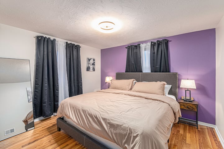 Внимателно осмислен за да обезбеди мирен ноќен сон, овој удобен брачен кревет (широк 150-179 см) има постелнина и перници со хотелски квалитет.
